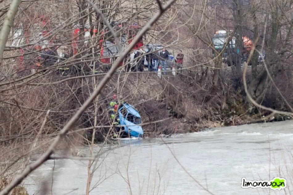 Samochód wpadł do rzeki - zdjęcie 2