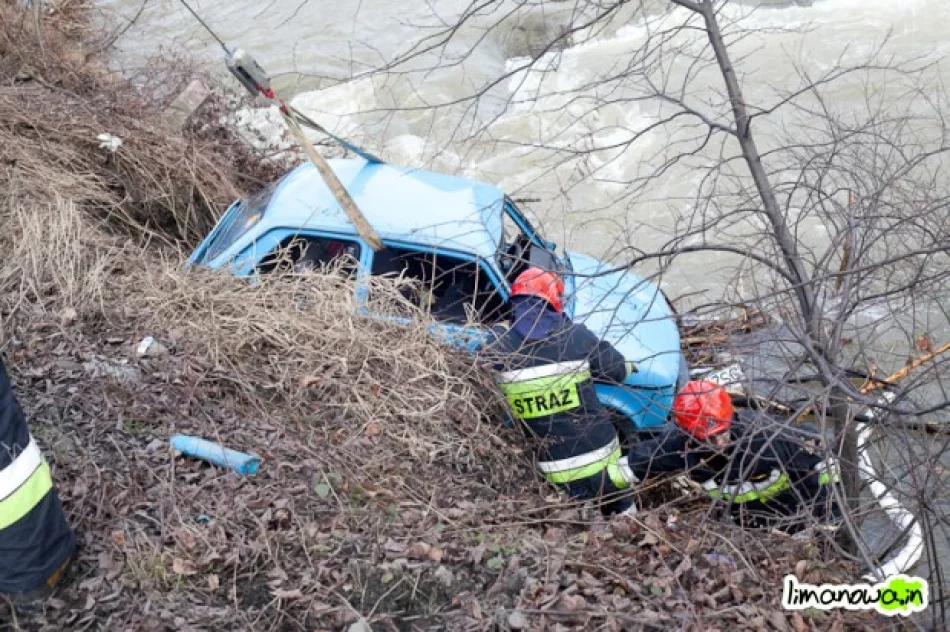 Samochód wpadł do rzeki - zdjęcie 3