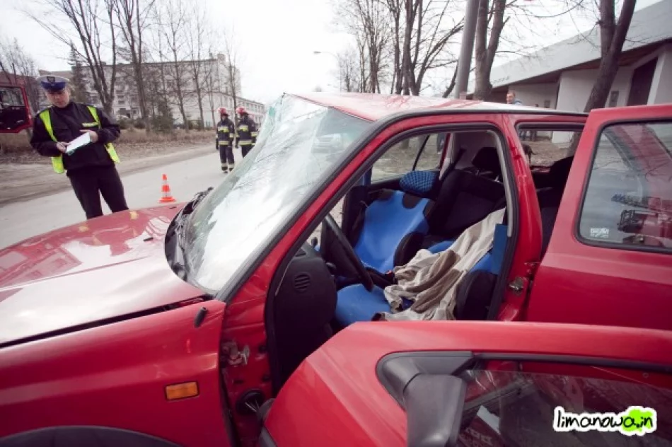 Volkswagen uderzył w słup - zdjęcie 2