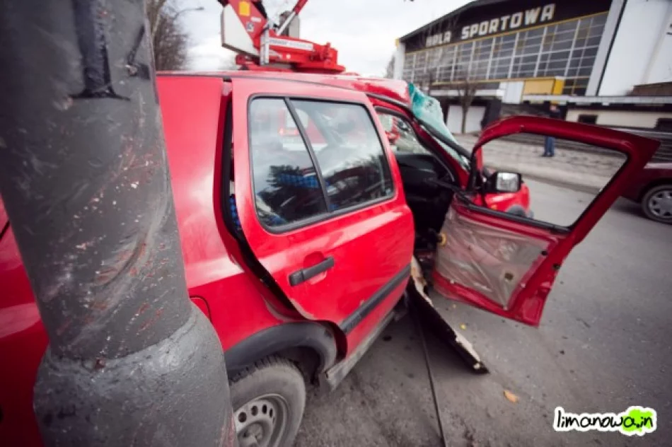 Volkswagen uderzył w słup - zdjęcie 3