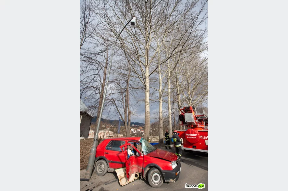 Volkswagen uderzył w słup - zdjęcie 4