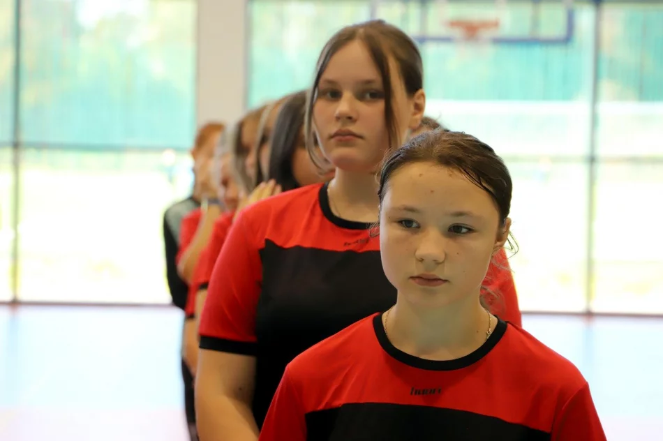 Pasierbiec zwycięża w Mistrzostwach Gminy Limanowa w Halowej Piłce Nożnej DZIEWCZĄT - zdjęcie 3