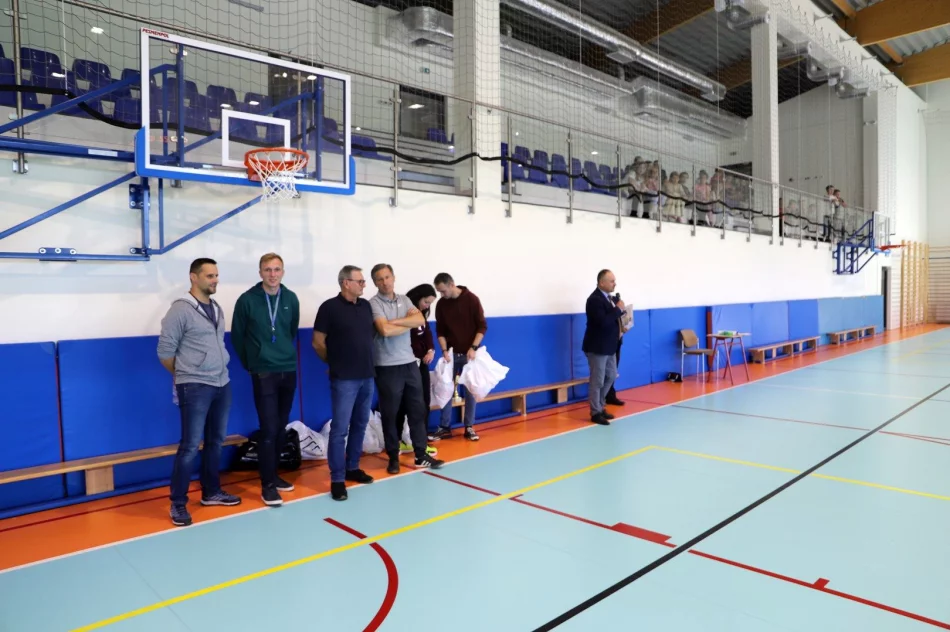 Pasierbiec zwycięża w Mistrzostwach Gminy Limanowa w Halowej Piłce Nożnej DZIEWCZĄT - zdjęcie 11