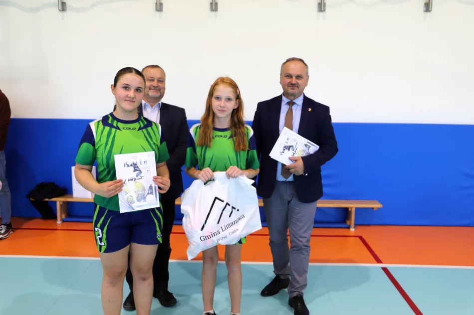 Pasierbiec zwycięża w Mistrzostwach Gminy Limanowa w Halowej Piłce Nożnej DZIEWCZĄT - zdjęcie 15