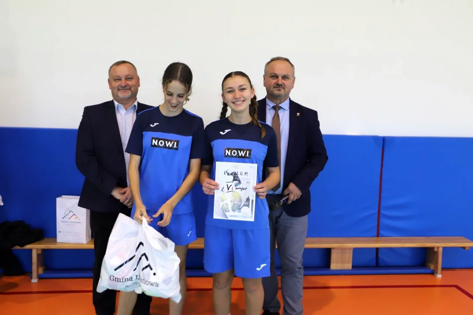 Pasierbiec zwycięża w Mistrzostwach Gminy Limanowa w Halowej Piłce Nożnej DZIEWCZĄT - zdjęcie 17