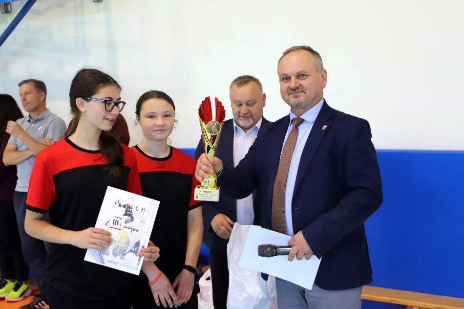 Pasierbiec zwycięża w Mistrzostwach Gminy Limanowa w Halowej Piłce Nożnej DZIEWCZĄT - zdjęcie 20