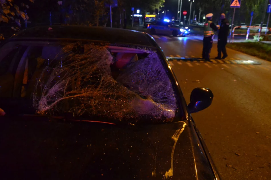 Poważny wypadek drogowy w Krakowie, poszkodowana kobieta i jej 7-letnie dziecko - zdjęcie 3