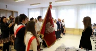 Ślubowanie pierwszoklasistów w Szkole Podstawowej nr 1 w Męcinie - zdjęcie 2