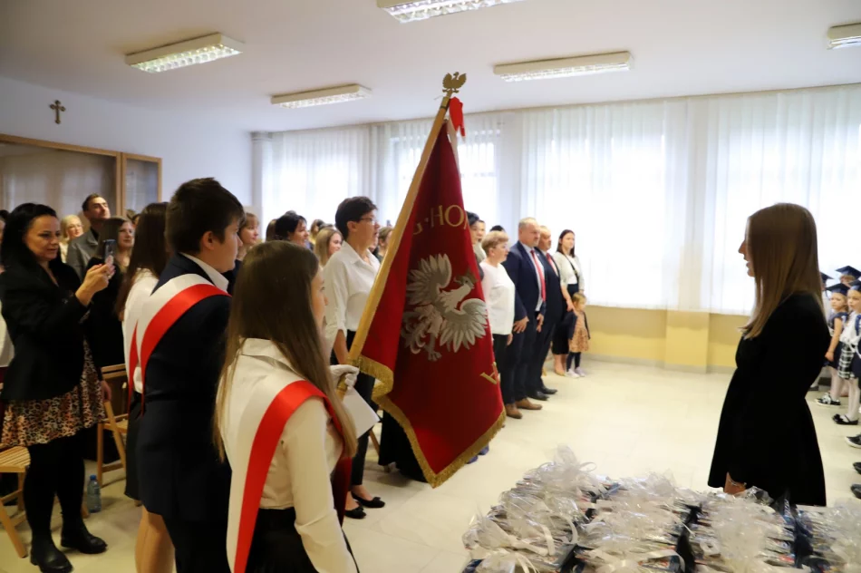 Ślubowanie pierwszoklasistów w Szkole Podstawowej nr 1 w Męcinie - zdjęcie 2