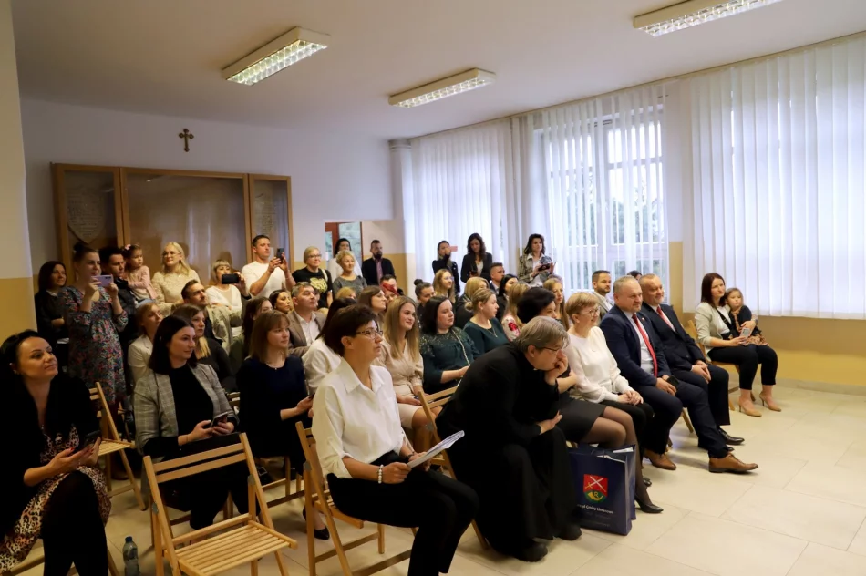 Ślubowanie pierwszoklasistów w Szkole Podstawowej nr 1 w Męcinie - zdjęcie 3