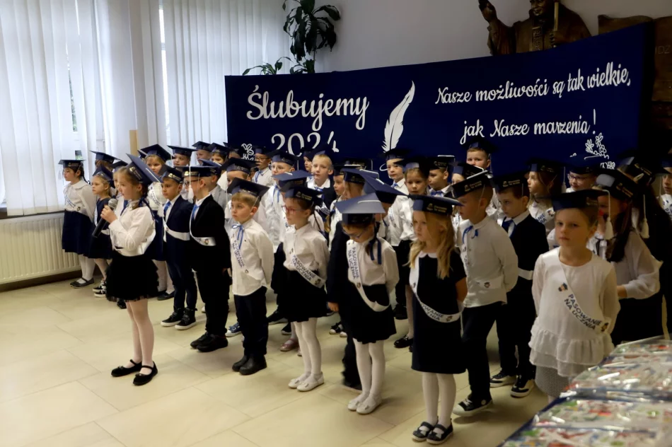 Ślubowanie pierwszoklasistów w Szkole Podstawowej nr 1 w Męcinie - zdjęcie 4