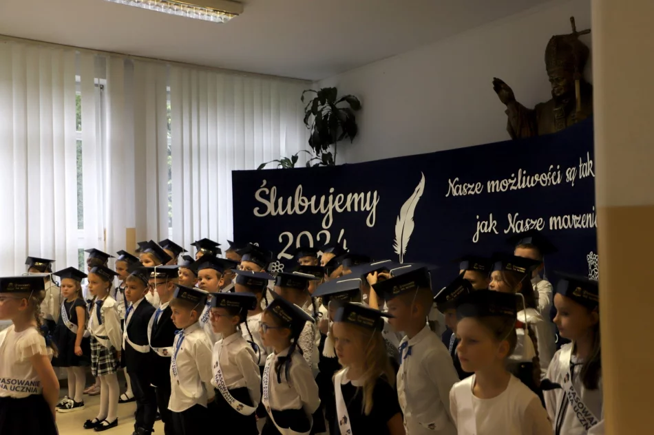 Ślubowanie pierwszoklasistów w Szkole Podstawowej nr 1 w Męcinie - zdjęcie 5