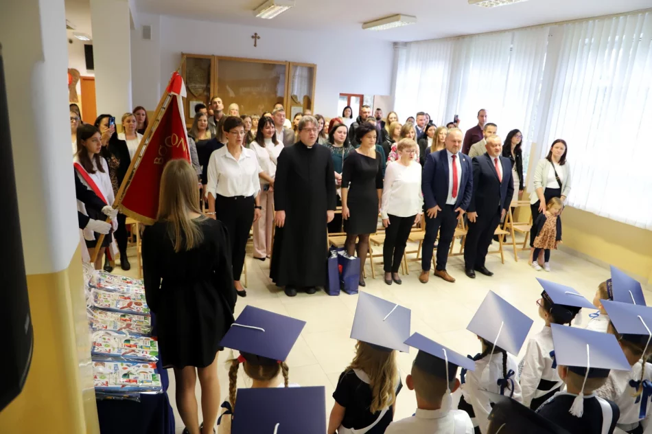 Ślubowanie pierwszoklasistów w Szkole Podstawowej nr 1 w Męcinie - zdjęcie 6