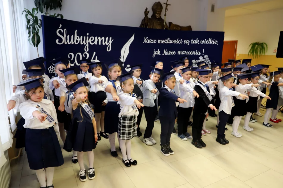 Ślubowanie pierwszoklasistów w Szkole Podstawowej nr 1 w Męcinie - zdjęcie 8