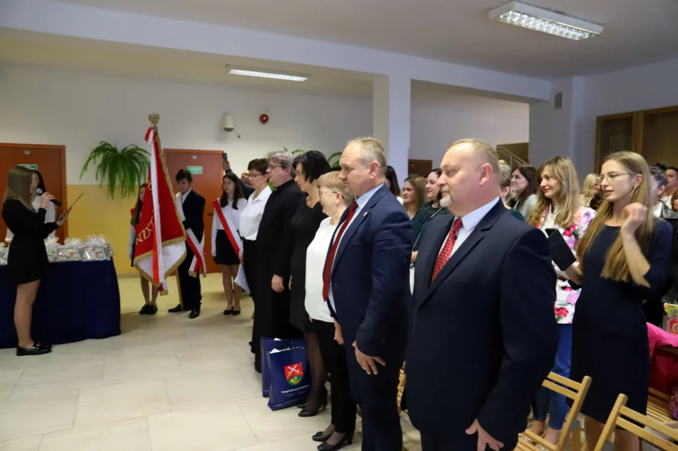 Ślubowanie pierwszoklasistów w Szkole Podstawowej nr 1 w Męcinie - zdjęcie 9