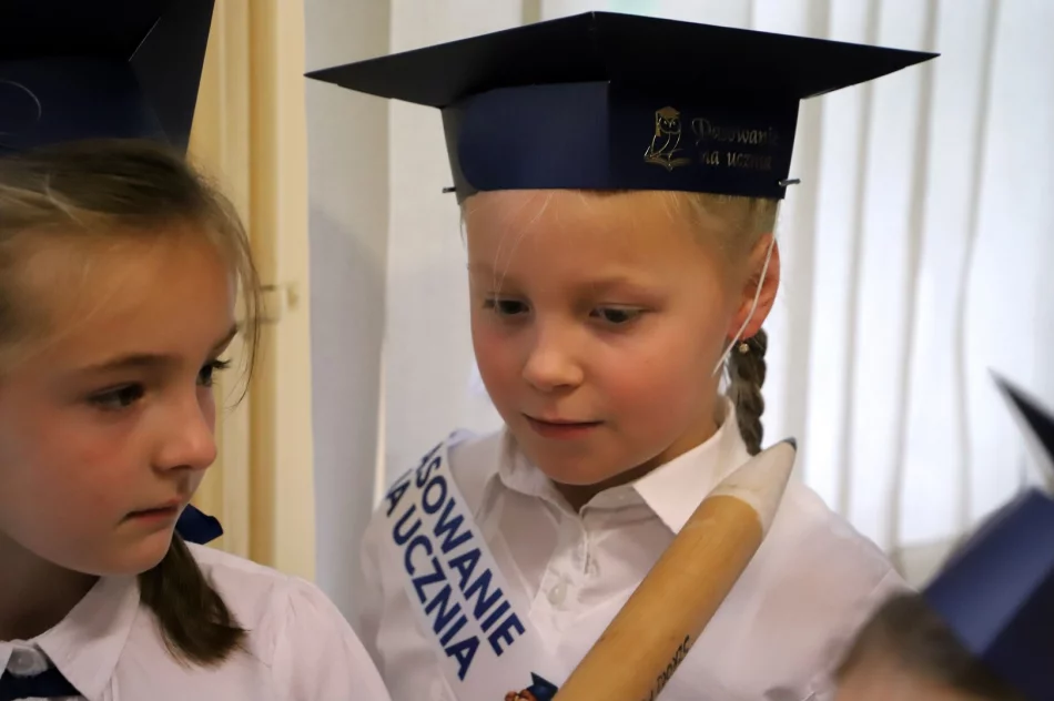 Ślubowanie pierwszoklasistów w Szkole Podstawowej nr 1 w Męcinie - zdjęcie 13