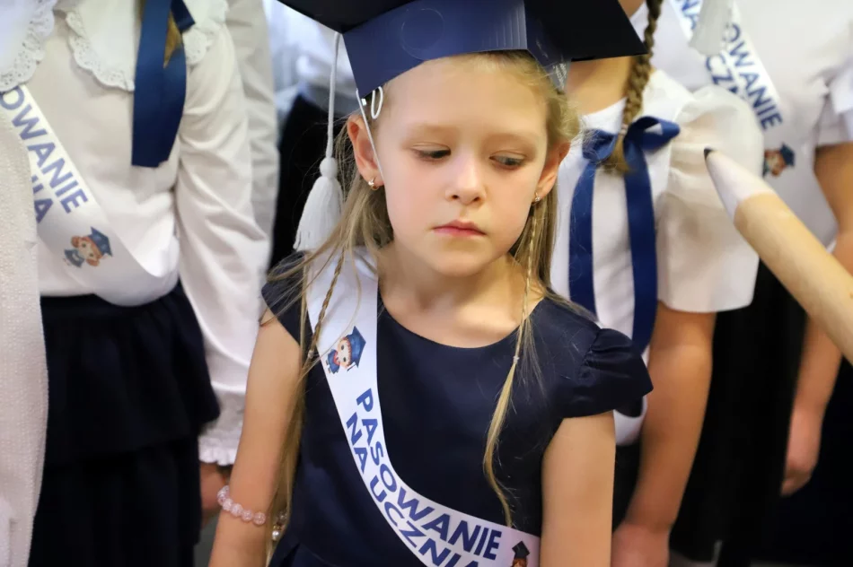 Ślubowanie pierwszoklasistów w Szkole Podstawowej nr 1 w Męcinie - zdjęcie 14