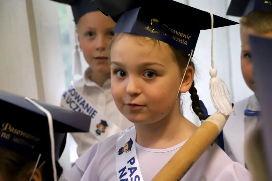 Ślubowanie pierwszoklasistów w Szkole Podstawowej nr 1 w Męcinie - zdjęcie 16