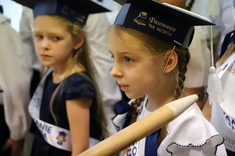 Ślubowanie pierwszoklasistów w Szkole Podstawowej nr 1 w Męcinie - zdjęcie 17