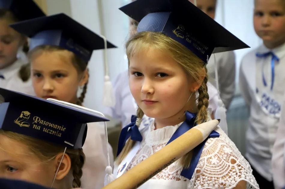 Ślubowanie pierwszoklasistów w Szkole Podstawowej nr 1 w Męcinie - zdjęcie 18