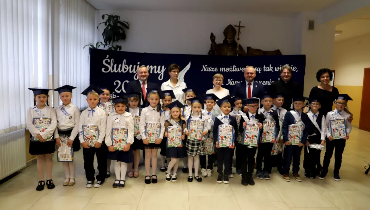 Ślubowanie pierwszoklasistów w Szkole Podstawowej nr 1 w Męcinie