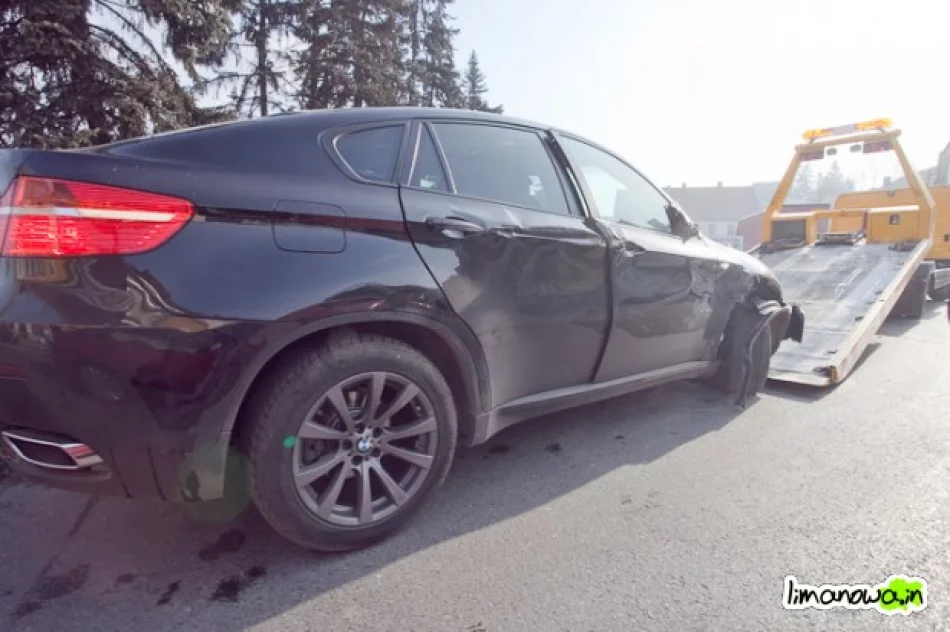 Kolizja tira z bmw na rynku - zdjęcie 2