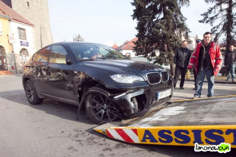 Kolizja tira z bmw na rynku - zdjęcie 3