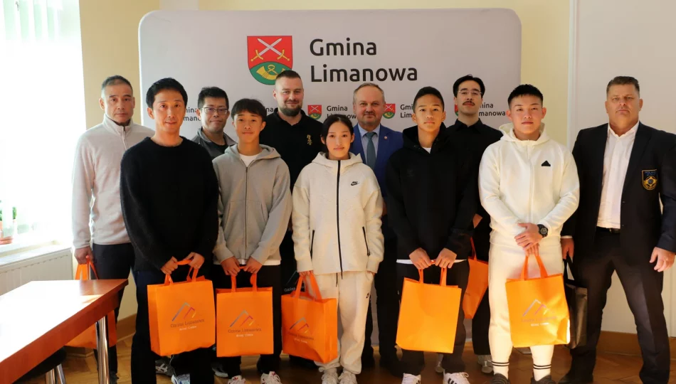 Karatecy z Japonii z wizytą u Wójta Gminy Limanowa - zdjęcie 1
