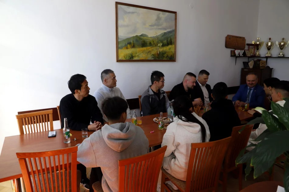 Karatecy z Japonii z wizytą u Wójta Gminy Limanowa - zdjęcie 2