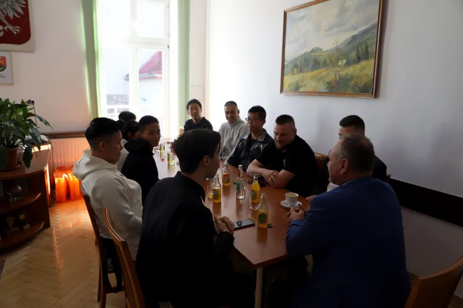 Karatecy z Japonii z wizytą u Wójta Gminy Limanowa - zdjęcie 3