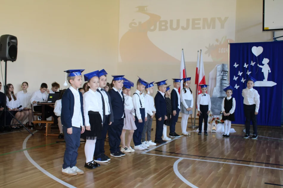 Święto szkoły: pamięć o bohaterach i ślubowanie pierwszoklasistów (ZDJĘCIA) - zdjęcie 14