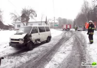 Zderzenie busa z samochodem dostawczym - zdjęcie główne