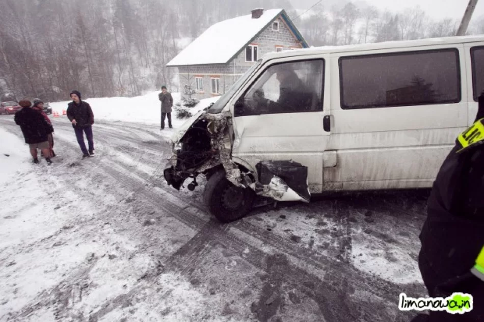 Zderzenie busa z samochodem dostawczym - zdjęcie 4