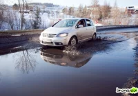 Niebezpiecznie zalana droga - zdjęcie główne