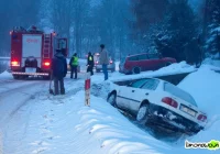 Biało i ślisko na  drogach – samochody w rowach - zdjęcie główne