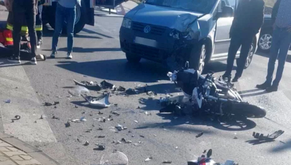 Zderzenie motocykla i samochodu. Motocyklista w szpitalu - zdjęcie 1