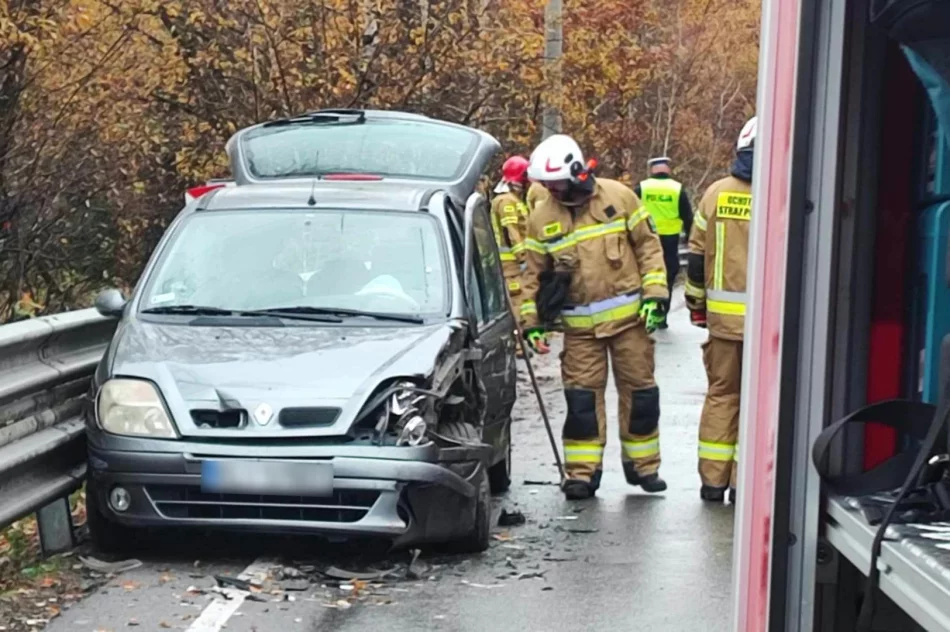  Zderzenie dwóch samochodów. 44-latka w szpitalu - zdjęcie 4
