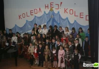 Mali kolędnicy przy pięknej muzyce - zdjęcie główne