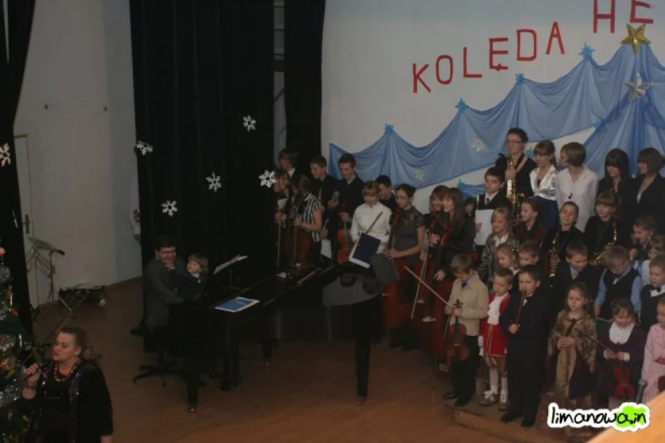 Mali kolędnicy przy pięknej muzyce - zdjęcie 2
