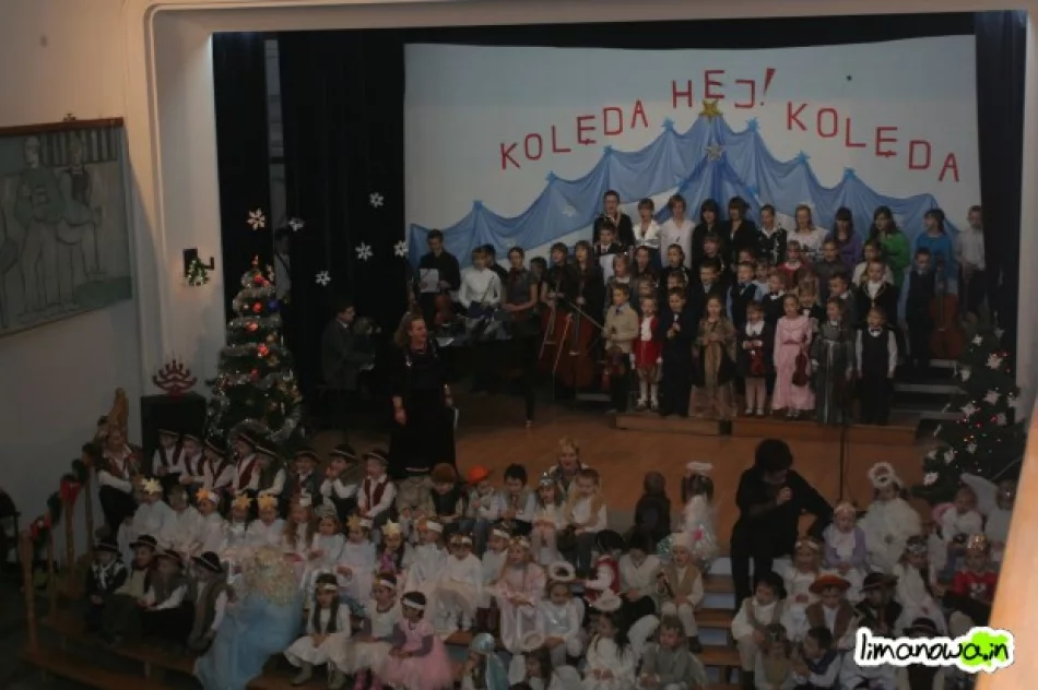 Mali kolędnicy przy pięknej muzyce - zdjęcie 3