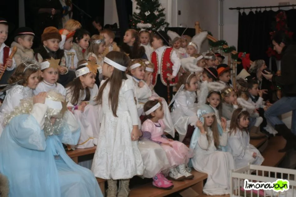 Mali kolędnicy przy pięknej muzyce - zdjęcie 4