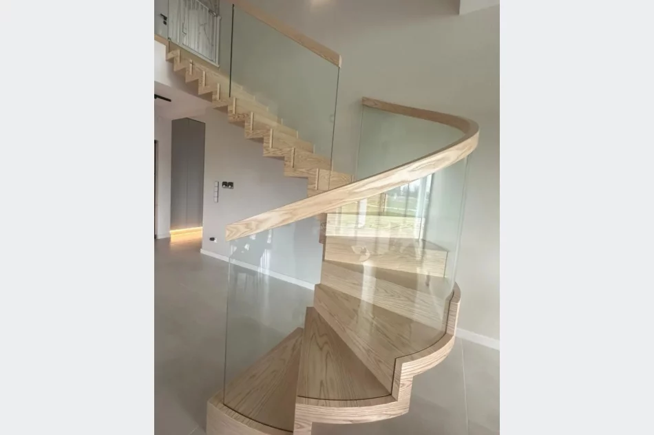 Stolarz, praca przy produkcji schodów - zdjęcie 2