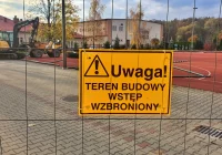 Ruszyła budowa zadaszenia szkolnego boiska  - zdjęcie główne