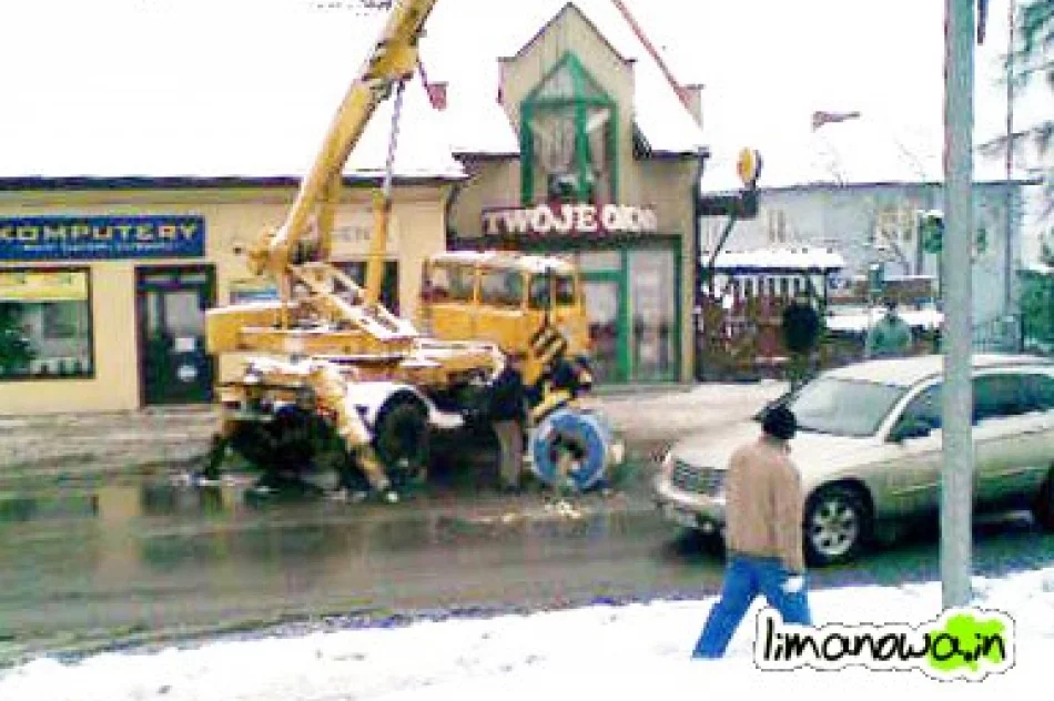 Blacha spadła z ciężarówki - zdjęcie 2