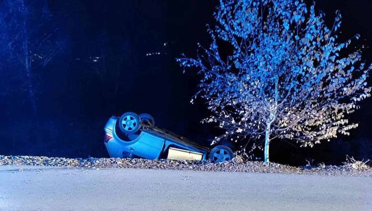 Volkswagen dachował na łuku drogi