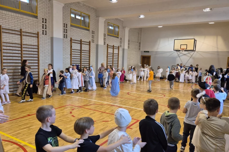 ,,Każdy może Świętym być” – „Bal wszystkich świętych” w SP Nr 2 - zdjęcie 9
