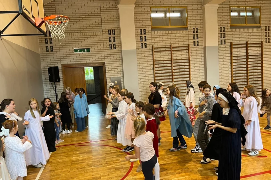 ,,Każdy może Świętym być” – „Bal wszystkich świętych” w SP Nr 2 - zdjęcie 10