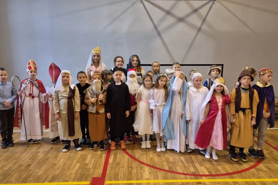,,Każdy może Świętym być” – „Bal wszystkich świętych” w SP Nr 2 - zdjęcie 11
