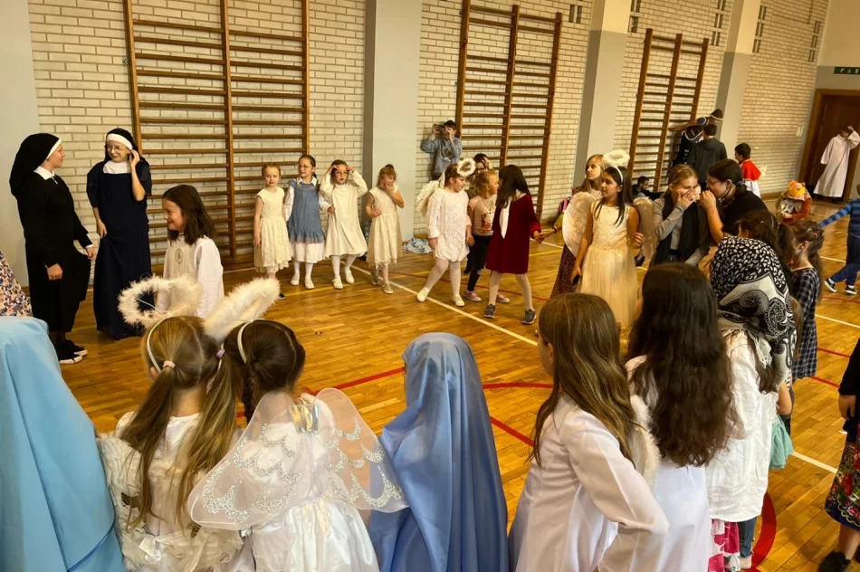 ,,Każdy może Świętym być” – „Bal wszystkich świętych” w SP Nr 2 - zdjęcie 13