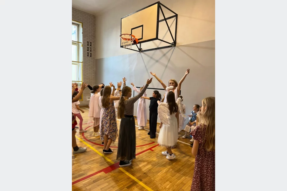 ,,Każdy może Świętym być” – „Bal wszystkich świętych” w SP Nr 2 - zdjęcie 15